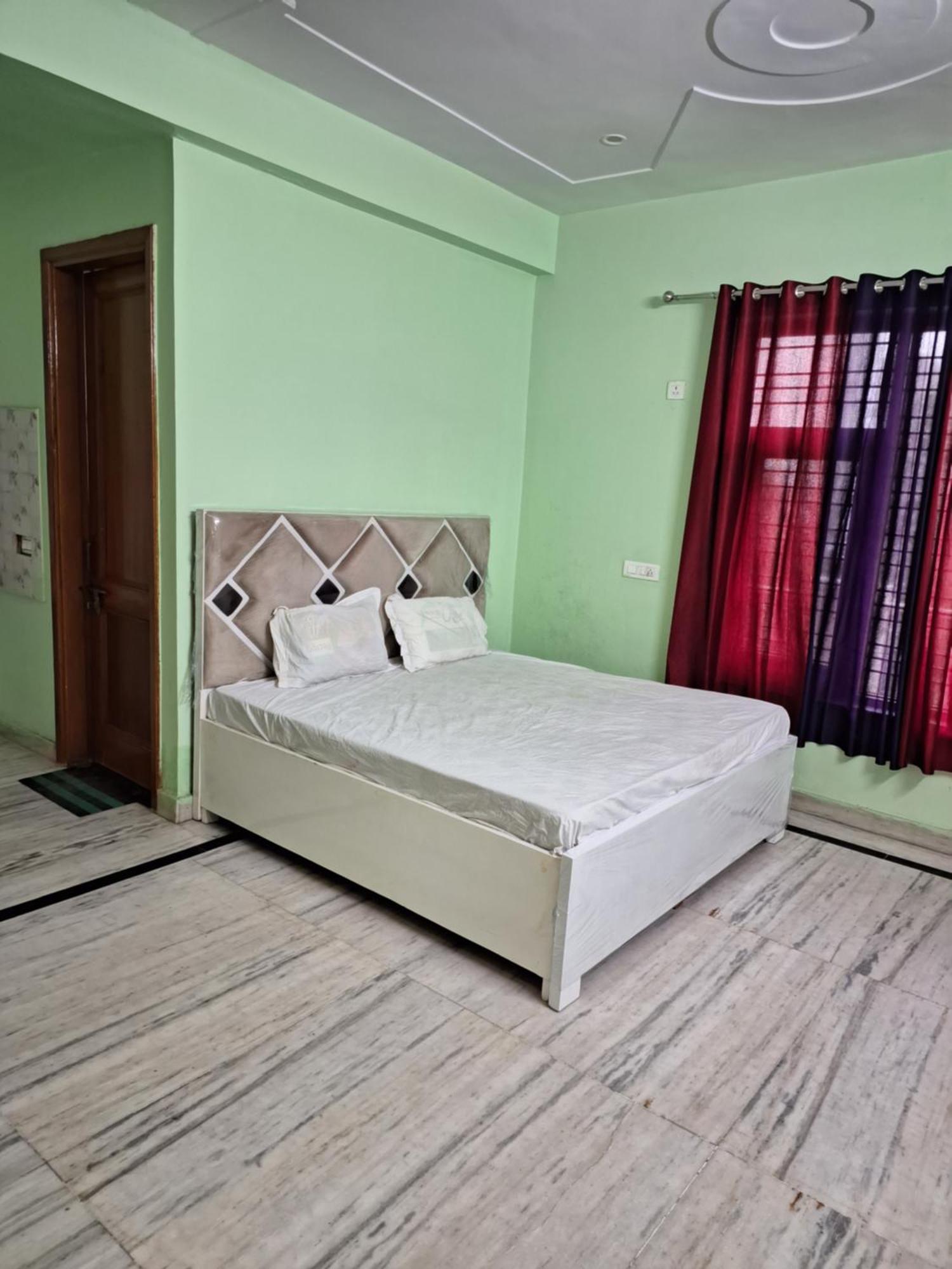 Golf Homes Gyest House Нойда Экстерьер фото